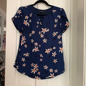 41 Hawthorn floral blue blouse with keyhole neckline. Size small.